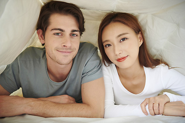 포토 JPG 서양인 외국인 부부 커플 여자 남자 행복 엎드리기 실내 사랑 미소 사람 상반신 20대 성인 두명 앞모습 30대 화목 다정 침실 이불 한국인 침대 다문화 국제결혼 부부라이프 성인만 국제커플 국내포토 라이프스타일 감정 뷰포인트 가구 결혼 컨셉 관계 침구 모션 표정 동양인 인종 청년 내부 장년 사회이슈 파일형식