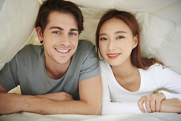 포토 JPG 서양인 외국인 부부 커플 여자 남자 행복 엎드리기 실내 사랑 미소 사람 상반신 20대 성인 두명 앞모습 30대 화목 다정 침실 이불 한국인 침대 다문화 국제결혼 부부라이프 성인만 국제커플 국내포토 라이프스타일 감정 뷰포인트 가구 결혼 컨셉 관계 침구 모션 표정 동양인 인종 청년 내부 장년 사회이슈 파일형식