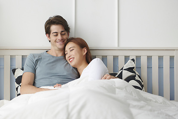 포토 JPG 서양인 외국인 부부 커플 여자 남자 행복 휴식 실내 사랑 미소 사람 앉기 상반신 20대 성인 두명 앞모습 30대 눈감음 기댐 화목 다정 침실 한국인 침대 다문화 국제결혼 부부라이프 성인만 국제커플 국내포토 라이프스타일 감정 뷰포인트 가구 결혼 컨셉 관계 모션 표정 동양인 인종 청년 내부 장년 사회이슈 파일형식