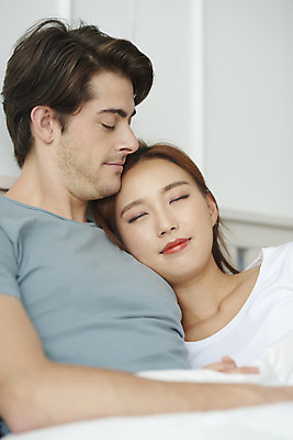 포토 JPG 서양인 외국인 부부 커플 여자 남자 행복 휴식 실내 사랑 미소 사람 앉기 상반신 20대 성인 두명 앞모습 옆모습 30대 눈감음 기댐 화목 다정 침실 한국인 침대 다문화 국제결혼 부부라이프 성인만 국제커플 국내포토 라이프스타일 감정 뷰포인트 가구 결혼 컨셉 관계 모션 표정 동양인 인종 청년 내부 장년 사회이슈 파일형식