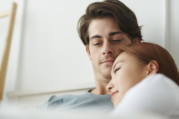 포토 JPG 서양인 외국인 부부 커플 여자 남자 행복 휴식 실내 사랑 사람 앉기 상반신 20대 성인 두명 앞모습 옆모습 30대 눈감음 기댐 화목 다정 침실 한국인 침대 다문화 국제결혼 부부라이프 성인만 국제커플 국내포토 라이프스타일 감정 뷰포인트 가구 결혼 컨셉 관계 모션 동양인 인종 청년 내부 장년 사회이슈 파일형식