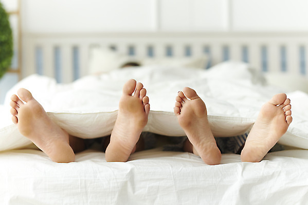 포토 JPG 서양인 외국인 부부 커플 여자 남자 행복 발 실내 사랑 사람 20대 성인 두명 신체부위 30대 눕기 화목 다정 침실 한국인 침대 다문화 발바닥 국제결혼 부부라이프 성인만 국제커플 국내포토 라이프스타일 감정 가구 결혼 컨셉 관계 모션 동양인 인종 청년 내부 장년 사회이슈 파일형식