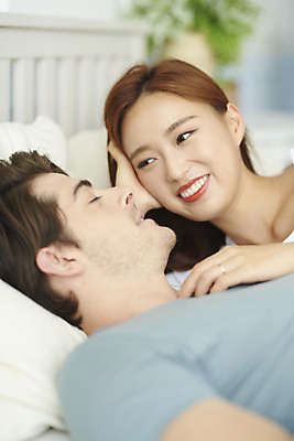 포토 JPG 서양인 외국인 부부 커플 응시 여자 남자 행복 실내 사랑 미소 사람 상반신 20대 성인 두명 앞모습 옆모습 30대 눕기 화목 다정 침실 한국인 침대 다문화 국제결혼 부부라이프 성인만 국제커플 국내포토 라이프스타일 시선 감정 뷰포인트 가구 결혼 컨셉 관계 모션 표정 동양인 인종 청년 내부 장년 사회이슈 파일형식