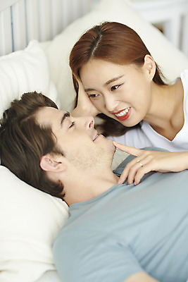 포토 JPG 서양인 외국인 부부 커플 응시 여자 남자 행복 실내 사랑 미소 사람 상반신 20대 성인 두명 앞모습 옆모습 30대 눕기 화목 다정 침실 한국인 침대 다문화 국제결혼 부부라이프 성인만 국제커플 국내포토 라이프스타일 시선 감정 뷰포인트 가구 결혼 컨셉 관계 모션 표정 동양인 인종 청년 내부 장년 사회이슈 파일형식