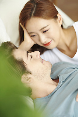 포토 JPG 서양인 외국인 부부 커플 응시 여자 남자 행복 실내 사랑 미소 사람 상반신 20대 성인 두명 앞모습 옆모습 30대 눕기 화목 다정 침실 한국인 침대 다문화 국제결혼 부부라이프 성인만 국제커플 국내포토 라이프스타일 시선 감정 뷰포인트 가구 결혼 컨셉 관계 모션 표정 동양인 인종 청년 내부 장년 사회이슈 파일형식