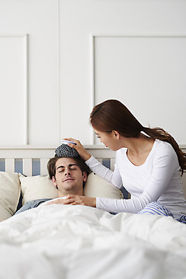 포토 JPG 서양인 외국인 부부 커플 여자 남자 실내 사람 앉기 상반신 20대 성인 두명 앞모습 옆모습 30대 눕기 침실 한국인 침대 질병 간호 고민 다문화 감기약 국제결혼 목통증 복통 얼음팩 부부라이프 성인만 국제커플 국내포토 라이프스타일 감정 뷰포인트 가구 결혼 의학 관계 모션 동양인 인종 청년 내부 장년 약 고통 사회이슈 파일형식