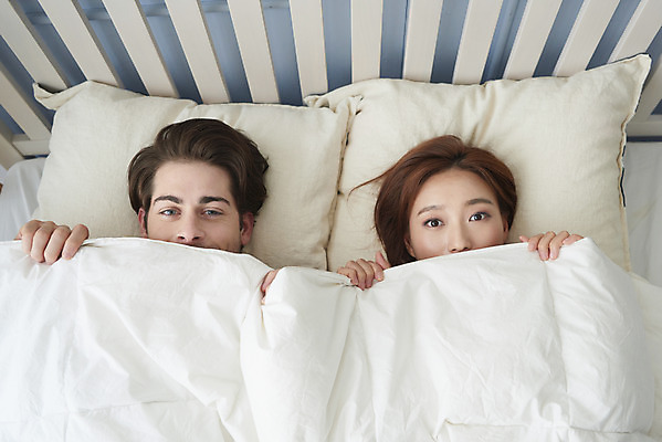 포토 JPG 서양인 외국인 부부 커플 여자 남자 행복 실내 사랑 사람 상반신 20대 성인 두명 앞모습 30대 눕기 화목 다정 침실 한국인 침대 다문화 국제결혼 부부라이프 성인만 국제커플 국내포토 라이프스타일 감정 뷰포인트 가구 결혼 컨셉 관계 모션 동양인 인종 청년 내부 장년 사회이슈 파일형식