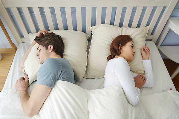 포토 JPG 서양인 외국인 부부 커플 여자 남자 실내 사람 상반신 20대 성인 두명 옆모습 30대 눕기 침실 한국인 등돌리기 분노 침대 다문화 부부싸움 국제결혼 서러움 부부라이프 성인만 국제커플 국내포토 라이프스타일 감정 뷰포인트 가구 결혼 관계 모션 동양인 인종 청년 내부 장년 사회이슈 싸움 파일형식