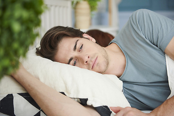 포토 JPG 서양인 외국인 부부 커플 여자 남자 실내 사람 상반신 20대 성인 두명 앞모습 뒷모습 30대 눕기 침실 한국인 등돌리기 분노 침대 다문화 부부싸움 국제결혼 서러움 부부라이프 성인만 국제커플 국내포토 라이프스타일 감정 뷰포인트 가구 결혼 관계 모션 동양인 인종 청년 내부 장년 사회이슈 싸움 파일형식