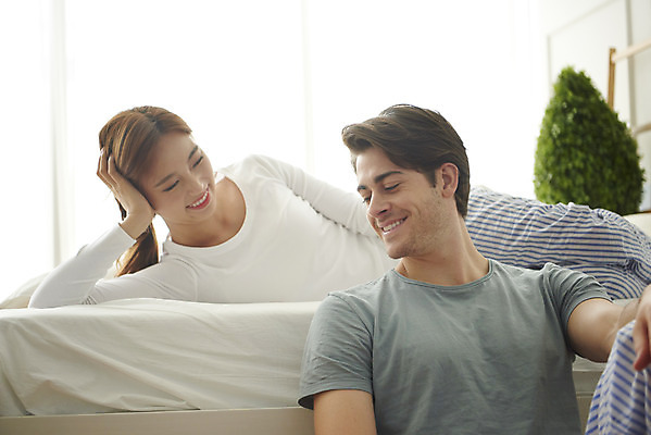 포토 JPG 서양인 외국인 부부 커플 여자 남자 행복 휴식 실내 사랑 미소 사람 앉기 상반신 20대 성인 두명 앞모습 30대 눕기 화목 다정 침실 한국인 침대 다문화 국제결혼 부부라이프 성인만 국제커플 국내포토 라이프스타일 감정 뷰포인트 가구 결혼 컨셉 관계 모션 표정 동양인 인종 청년 내부 장년 사회이슈 파일형식