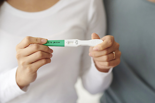 포토 JPG 여자 행복 실내 사랑 한명 들기 앉기 상반신 20대 성인 앞모습 화목 임신 침실 한국인 침대 다문화 국제결혼 임신테스트기 부부라이프 성인여자한명만 국제커플 국내포토 1 라이프스타일 커플 감정 뷰포인트 가구 결혼 컨셉 모션 사람 동양인 청년 내부 의료용품 사회이슈 여자한명만 성인여자만 파일형식