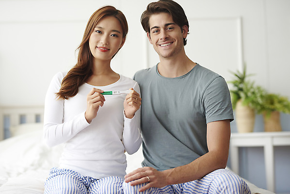 포토 JPG 서양인 외국인 부부 커플 여자 남자 행복 실내 사랑 미소 들기 사람 앉기 상반신 20대 성인 두명 앞모습 30대 화목 다정 임신 침실 한국인 침대 다문화 국제결혼 임신테스트기 부부라이프 성인만 국제커플 국내포토 라이프스타일 감정 뷰포인트 가구 결혼 컨셉 관계 모션 표정 동양인 인종 청년 내부 장년 의료용품 사회이슈 파일형식