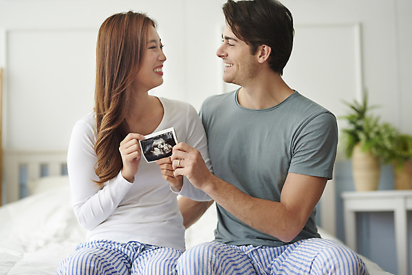 포토 JPG 서양인 외국인 부부 커플 여자 남자 행복 실내 사랑 미소 들기 사람 앉기 상반신 20대 성인 두명 앞모습 30대 마주보기 화목 다정 임신 침실 한국인 침대 다문화 국제결혼 초음파사진 부부라이프 성인만 국제커플 국내포토 라이프스타일 감정 뷰포인트 가구 결혼 컨셉 관계 모션 표정 동양인 인종 청년 내부 장년 사회이슈 파일형식