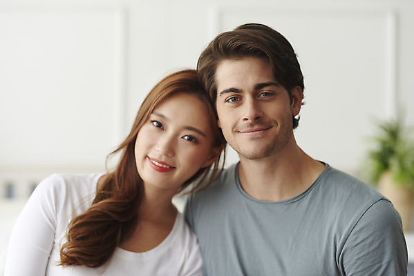 포토 JPG 서양인 외국인 부부 커플 여자 남자 행복 실내 사랑 미소 사람 앉기 상반신 20대 성인 두명 앞모습 30대 화목 다정 침실 한국인 침대 다문화 국제결혼 부부라이프 성인만 국제커플 국내포토 라이프스타일 감정 뷰포인트 가구 결혼 컨셉 관계 모션 표정 동양인 인종 청년 내부 장년 사회이슈 파일형식