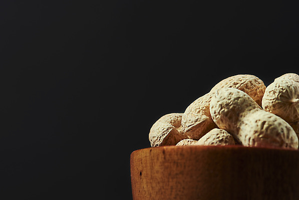 포토 JPG 스튜디오촬영 웰빙 검은배경 실내 건강 근접촬영 사람없음 여러개 견과류 오브젝트 땅콩 부럼 웰빙음식 나무그릇 슈퍼푸드 국내포토 그릇 뷰포인트 다수 백그라운드 내부 목재 검은색 정월대보름 건강식품 건강식 파일형식