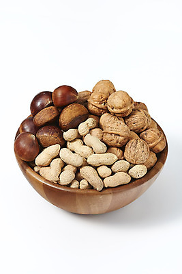 포토 JPG 스튜디오촬영 웰빙 실내 건강 누끼 사람없음 여러개 견과류 밤 오브젝트 흰배경 땅콩 호두 부럼 웰빙음식 나무그릇 슈퍼푸드 국내포토 그릇 다수 백그라운드 내부 목재 흰색 정월대보름 건강식품 건강식 파일형식