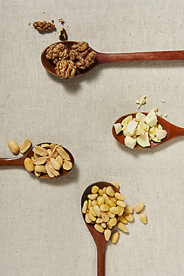 포토 JPG 스튜디오촬영 웰빙 실내 건강 사람없음 하이앵글 여러개 견과류 밤 오브젝트 알맹이 땅콩 호두 잣 부럼 나무숟가락 웰빙음식 부스러기 베이지색배경 플랫레이 슈퍼푸드 국내포토 뷰포인트 다수 백그라운드 내부 숟가락 플랫 정월대보름 건강식품 건강식 베이지색 파일형식