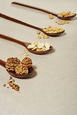 포토 JPG 스튜디오촬영 웰빙 실내 건강 사람없음 여러개 견과류 밤 오브젝트 알맹이 땅콩 호두 잣 부럼 나무숟가락 웰빙음식 부스러기 베이지색배경 슈퍼푸드 국내포토 다수 백그라운드 내부 숟가락 정월대보름 건강식품 건강식 베이지색 파일형식