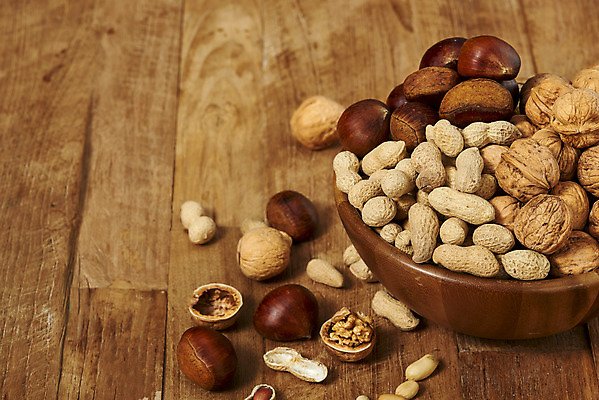 포토 JPG 스튜디오촬영 웰빙 실내 건강 사람없음 여러개 견과류 껍질 밤 오브젝트 알맹이 땅콩 호두 부럼 웰빙음식 나무그릇 땅콩껍질 슈퍼푸드 나무배경 국내포토 그릇 다수 백그라운드 내부 목재 정월대보름 건강식품 건강식 파일형식