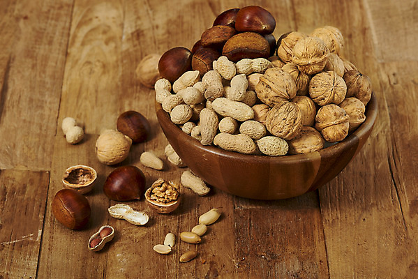 포토 JPG 스튜디오촬영 웰빙 실내 건강 사람없음 여러개 견과류 껍질 밤 오브젝트 알맹이 땅콩 호두 부럼 웰빙음식 땅콩껍질 부스러기 슈퍼푸드 나무배경 국내포토 다수 백그라운드 내부 정월대보름 건강식품 건강식 파일형식