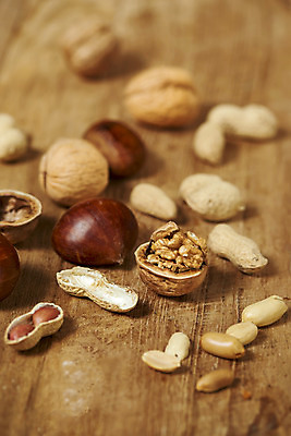 포토 JPG 스튜디오촬영 웰빙 실내 건강 사람없음 아웃포커스 여러개 견과류 껍질 밤 오브젝트 알맹이 땅콩 호두 부럼 웰빙음식 땅콩껍질 슈퍼푸드 나무배경 국내포토 다수 백그라운드 촬영기법 내부 정월대보름 건강식품 건강식 파일형식