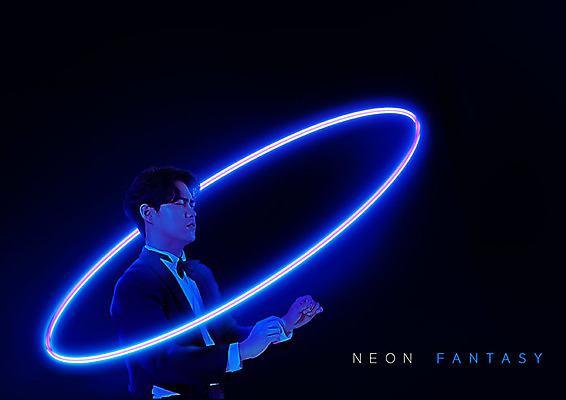 PSD 편집이미지 남자 한명 20대 성인 파란색 빛 판타지 한국인 원형 네온 지휘자 사이키 지휘복 성인남자한명만 카피스페이스 네온아트 이미지편집 도형 1 옷 컬러 상상 사람 동양인 청년 공백 음악가 남자한명만 성인남자만 파일형식