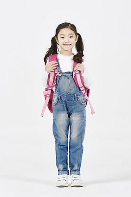 포토 JPG 스튜디오촬영 전신 여자 초등학생 어린이 책가방 실내 한명 서기 미소 누끼 소녀 앞모습 한국인 즐거움 입학 흰배경 등교 등하교 하교 소녀한명만 국내포토 1 학생 교육 감정 뷰포인트 백그라운드 가방 모션 표정 사람 동양인 내부 흰색 여자한명만 소녀만 파일형식