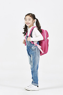 포토 JPG 스튜디오촬영 전신 여자 초등학생 어린이 책가방 실내 한명 서기 미소 누끼 소녀 옆모습 한국인 즐거움 입학 흰배경 등교 등하교 하교 소녀한명만 국내포토 1 학생 교육 감정 뷰포인트 백그라운드 가방 모션 표정 사람 동양인 내부 흰색 여자한명만 소녀만 파일형식