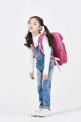포토 JPG 스튜디오촬영 전신 여자 초등학생 어린이 책가방 실내 피곤 한명 서기 누끼 소녀 옆모습 한국인 입학 흰배경 등교 등하교 하교 힘듦 소녀한명만 국내포토 1 학생 교육 뷰포인트 백그라운드 컨셉 가방 모션 사람 동양인 내부 흰색 여자한명만 소녀만 파일형식