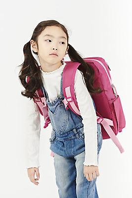 포토 JPG 스튜디오촬영 여자 초등학생 어린이 책가방 실내 피곤 한명 서기 누끼 소녀 상반신 옆모습 한국인 입학 흰배경 등교 등하교 하교 힘듦 소녀한명만 국내포토 1 학생 교육 뷰포인트 백그라운드 컨셉 가방 모션 사람 동양인 내부 흰색 여자한명만 소녀만 파일형식