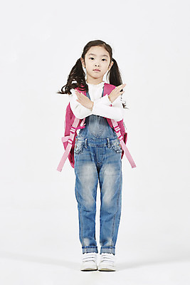 포토 JPG 스튜디오촬영 전신 여자 초등학생 어린이 책가방 실내 피곤 한명 서기 누끼 소녀 앞모습 한국인 금지 X 거절 아니오 입학 흰배경 등교 등하교 하교 힘듦 소녀한명만 국내포토 1 학생 알파벳 교육 뷰포인트 백그라운드 컨셉 가방 모션 사람 동양인 내부 흰색 여자한명만 소녀만 파일형식