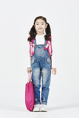 포토 JPG 스튜디오촬영 전신 여자 초등학생 어린이 책가방 실내 한명 서기 미소 누끼 소녀 앞모습 한국인 즐거움 입학 흰배경 등교 등하교 하교 신발주머니 소녀한명만 국내포토 1 학생 교육 감정 뷰포인트 백그라운드 가방 모션 표정 사람 동양인 내부 흰색 여자한명만 소녀만 파일형식