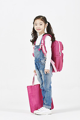 포토 JPG 스튜디오촬영 전신 여자 초등학생 어린이 책가방 실내 한명 서기 미소 누끼 소녀 옆모습 한국인 즐거움 입학 흰배경 등교 등하교 하교 신발주머니 소녀한명만 국내포토 1 학생 교육 감정 뷰포인트 백그라운드 가방 모션 표정 사람 동양인 내부 흰색 여자한명만 소녀만 파일형식