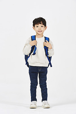 포토 JPG 스튜디오촬영 전신 남자 초등학생 어린이 책가방 실내 한명 서기 미소 누끼 소년 앞모습 한국인 즐거움 흰배경 등교 등하교 하교 소년한명만 국내포토 1 학생 감정 뷰포인트 백그라운드 가방 모션 표정 사람 동양인 내부 흰색 남자한명만 소년만 파일형식