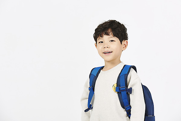 포토 JPG 스튜디오촬영 남자 초등학생 어린이 책가방 실내 한명 서기 미소 누끼 소년 상반신 앞모습 한국인 즐거움 흰배경 등교 등하교 하교 소년한명만 국내포토 1 학생 감정 뷰포인트 백그라운드 가방 모션 표정 사람 동양인 내부 흰색 남자한명만 소년만 파일형식