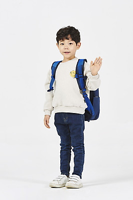 포토 JPG 스튜디오촬영 전신 남자 초등학생 어린이 책가방 실내 한명 서기 누끼 소년 앞모습 한국인 즐거움 흰배경 등교 등하교 하교 손인사 소년한명만 국내포토 1 학생 감정 뷰포인트 백그라운드 가방 모션 사람 동양인 내부 흰색 인사 남자한명만 소년만 파일형식