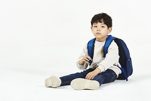 포토 JPG 스튜디오촬영 전신 남자 초등학생 어린이 책가방 실내 피곤 한명 누끼 앉기 소년 옆모습 한국인 흰배경 등교 등하교 하교 힘듦 소년한명만 국내포토 1 학생 뷰포인트 백그라운드 컨셉 가방 모션 사람 동양인 내부 흰색 남자한명만 소년만 파일형식