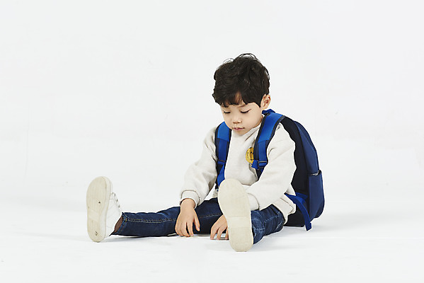 포토 JPG 스튜디오촬영 전신 남자 초등학생 어린이 책가방 실내 피곤 한명 누끼 앉기 소년 옆모습 한국인 흰배경 등교 등하교 하교 힘듦 소년한명만 국내포토 1 학생 뷰포인트 백그라운드 컨셉 가방 모션 사람 동양인 내부 흰색 남자한명만 소년만 파일형식