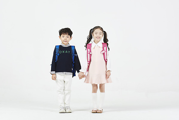 포토 JPG 스튜디오촬영 전신 여자 남자 초등학생 어린이 책가방 실내 초등학교 서기 누끼 소녀 소년 두명 앞모습 친구 손잡기 우정 한국인 즐거움 흰배경 등교 등하교 하교 어린이만 국내포토 학생 감정 뷰포인트 백그라운드 가방 학교 관계 모션 사람 동양인 내부 흰색 파일형식