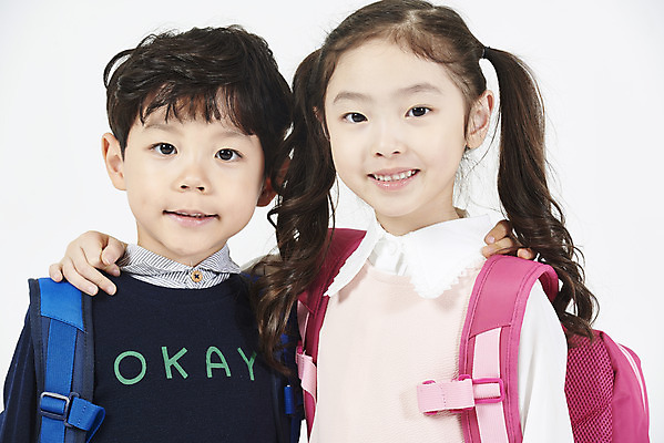 포토 JPG 스튜디오촬영 여자 남자 초등학생 어린이 어깨동무 책가방 실내 초등학교 서기 미소 누끼 소녀 소년 상반신 두명 앞모습 친구 우정 한국인 즐거움 흰배경 등교 등하교 하교 어린이만 국내포토 학생 감정 뷰포인트 포즈 백그라운드 가방 학교 관계 모션 표정 사람 동양인 내부 흰색 파일형식