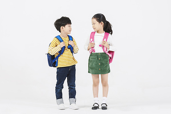포토 JPG 스튜디오촬영 전신 여자 남자 초등학생 어린이 책가방 실내 초등학교 서기 누끼 소녀 소년 두명 앞모습 친구 마주보기 우정 한국인 즐거움 흰배경 등교 등하교 하교 어린이만 국내포토 학생 감정 뷰포인트 백그라운드 가방 학교 관계 모션 사람 동양인 내부 흰색 파일형식