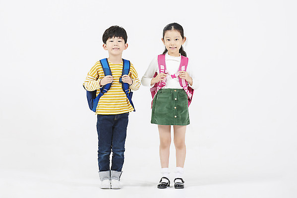 포토 JPG 스튜디오촬영 전신 여자 남자 초등학생 어린이 책가방 실내 초등학교 서기 미소 누끼 소녀 소년 두명 앞모습 친구 우정 한국인 즐거움 흰배경 등교 등하교 하교 어린이만 국내포토 학생 감정 뷰포인트 백그라운드 가방 학교 관계 모션 표정 사람 동양인 내부 흰색 파일형식