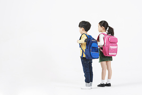 포토 JPG 스튜디오촬영 전신 응시 여자 남자 초등학생 어린이 책가방 실내 초등학교 서기 누끼 소녀 소년 두명 뒷모습 친구 우정 한국인 즐거움 흰배경 등교 등하교 하교 어린이만 국내포토 학생 시선 감정 뷰포인트 백그라운드 가방 학교 관계 모션 사람 동양인 내부 흰색 파일형식