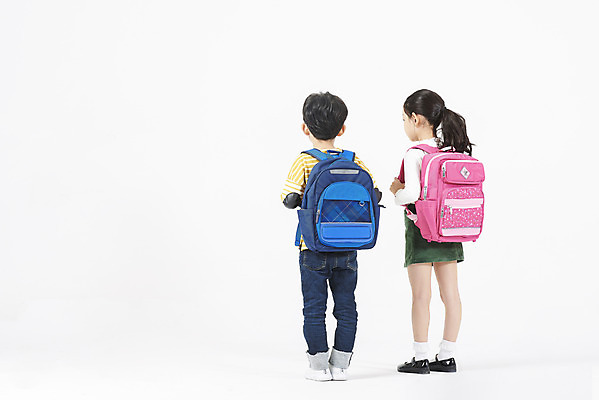 포토 JPG 스튜디오촬영 전신 응시 여자 남자 초등학생 어린이 책가방 실내 초등학교 서기 누끼 소녀 소년 두명 뒷모습 친구 우정 한국인 즐거움 흰배경 등교 등하교 하교 어린이만 국내포토 학생 시선 감정 뷰포인트 백그라운드 가방 학교 관계 모션 사람 동양인 내부 흰색 파일형식