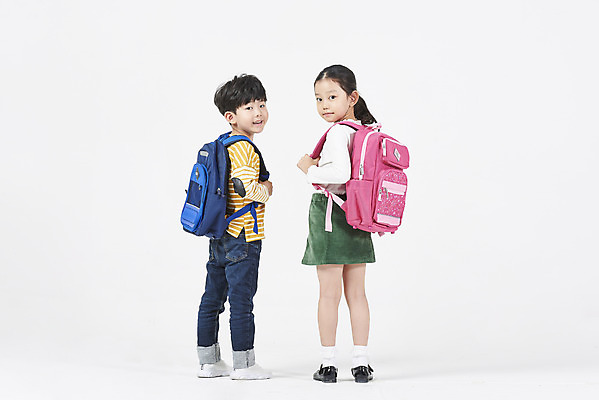 포토 JPG 스튜디오촬영 전신 여자 남자 초등학생 어린이 책가방 실내 초등학교 서기 누끼 소녀 소년 두명 뒷모습 친구 우정 한국인 뒤돌아보기 즐거움 흰배경 등교 등하교 하교 어린이만 국내포토 학생 감정 뷰포인트 백그라운드 가방 학교 관계 모션 사람 동양인 내부 흰색 파일형식
