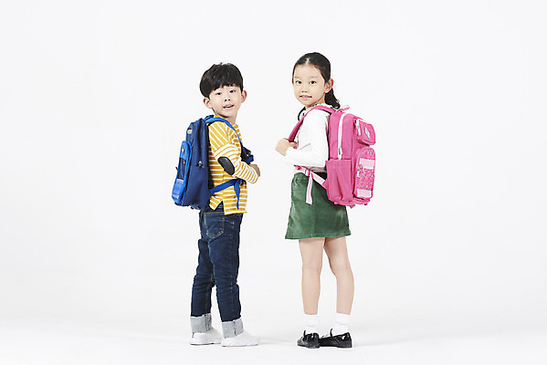 포토 JPG 스튜디오촬영 전신 여자 남자 초등학생 어린이 책가방 실내 초등학교 서기 누끼 소녀 소년 두명 뒷모습 친구 우정 한국인 뒤돌아보기 즐거움 흰배경 등교 등하교 하교 어린이만 국내포토 학생 감정 뷰포인트 백그라운드 가방 학교 관계 모션 사람 동양인 내부 흰색 파일형식