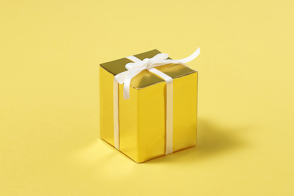 포토 JPG 스튜디오촬영 리본 실내 선물포장 선물 이벤트 사람없음 선물상자 한개 금색 축하 오브젝트 노란배경 국내포토 1 컬러 백그라운드 컨셉 포장 내부 상자 노란색 파일형식