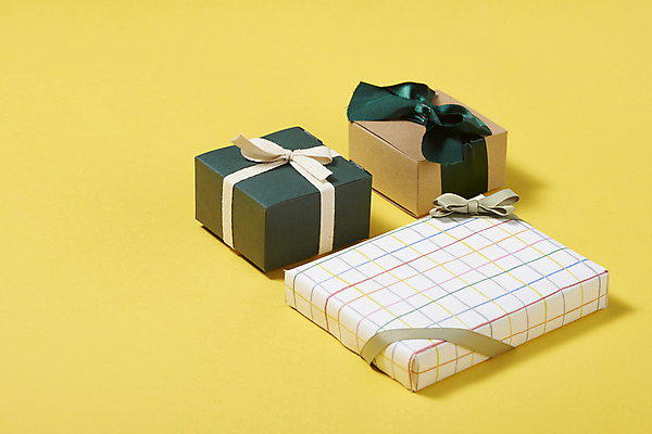 포토 JPG 스튜디오촬영 무료이미지 리본 실내 선물포장 선물 이벤트 사람없음 선물상자 축하 세개 오브젝트 노란배경 국내포토 백그라운드 컨셉 포장 3 내부 상자 노란색 파일형식