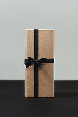 포토 JPG 스튜디오촬영 리본 회색배경 실내 선물포장 선물 이벤트 사람없음 선물상자 한개 축하 오브젝트 국내포토 1 백그라운드 컨셉 포장 내부 상자 회색 파일형식