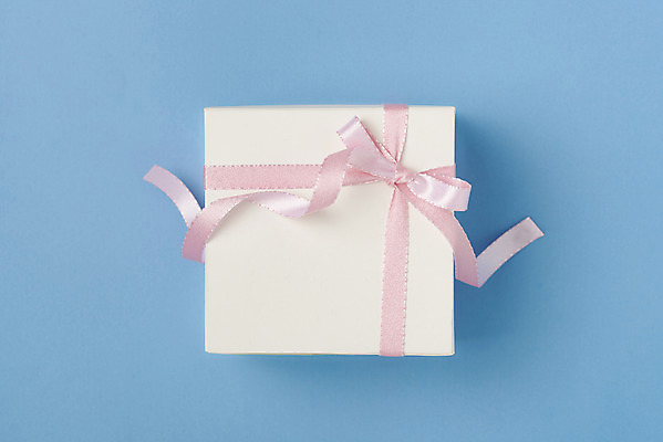 포토 JPG 스튜디오촬영 리본 실내 선물포장 선물 이벤트 사람없음 파란색 선물상자 하이앵글 한개 축하 오브젝트 파란배경 플랫레이 국내포토 1 뷰포인트 컬러 백그라운드 컨셉 포장 내부 상자 플랫 파일형식